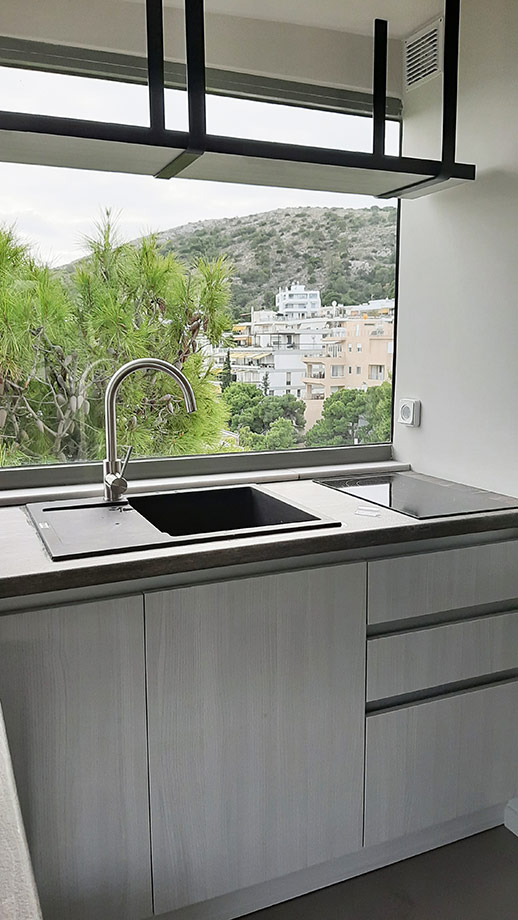 Κουζίνα με Κρεμαστό Ράφι