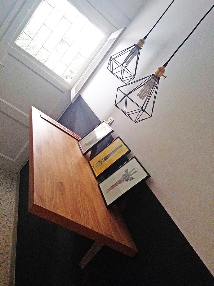 Πάσο μασίφ ξυλείας για μικρή κουζίνα με industrial φωτιστικά