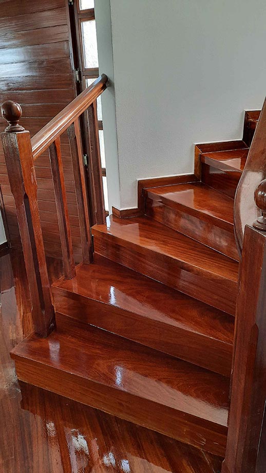 Βερνίκια πατώματος σε σκάλα