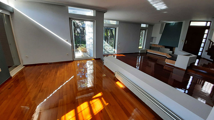 Επισκευή παλιού ξύλινου πατώματος, με αποξύλλωση και τοποθέτηση καινούριες τάβλες Ιρόκο