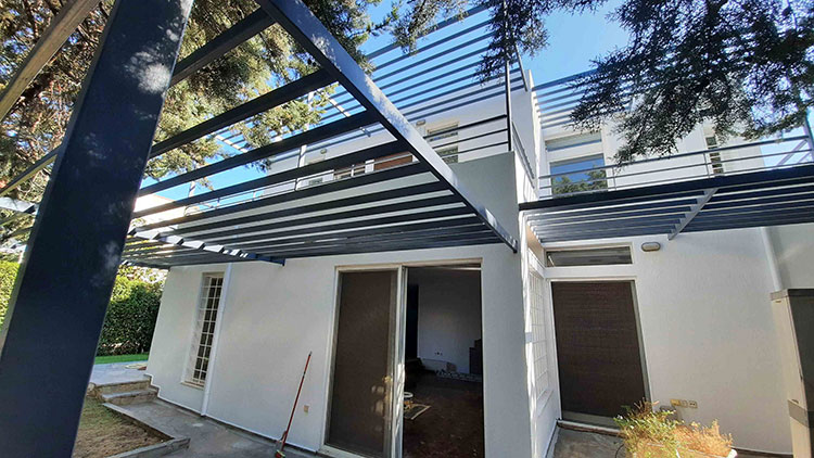 Κατασκευή μεταλλικής πέργκολας από στραντζαριστά