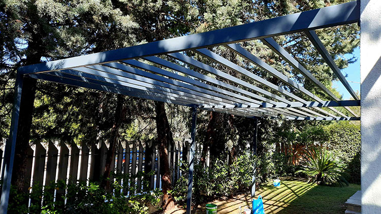 Κατασκευή μεταλλικής πέργκολας από στραντζαριστά