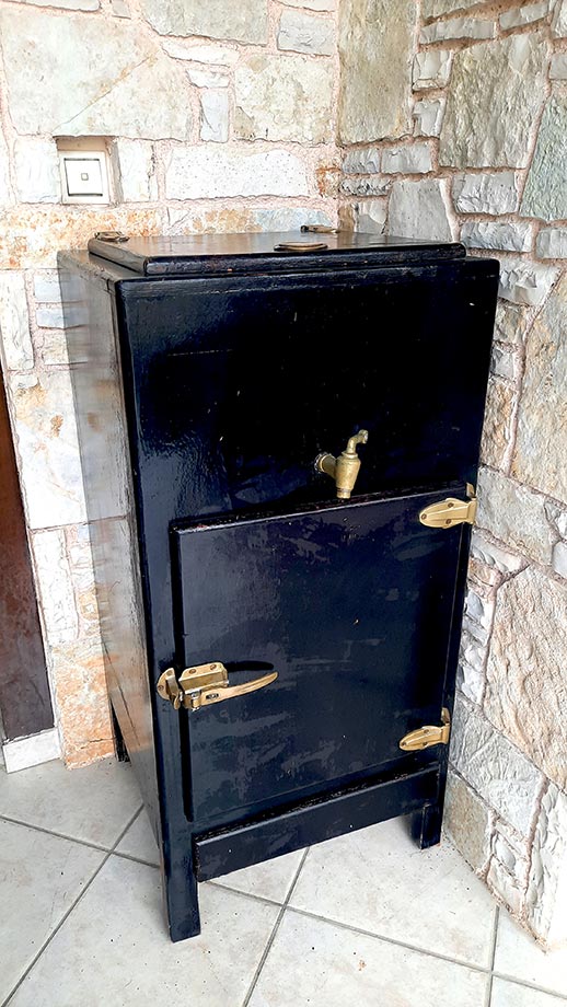 Αναπαλαίωση ξύλινου ψυγείου Vintage με βαφή μαύρη λάκα