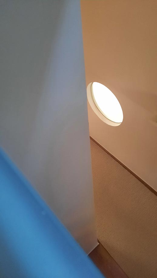 Άνοιγμα οπής Φ60 με τζάμι, για φυσικό φωτισμό σε τοίχο διαδρόμου