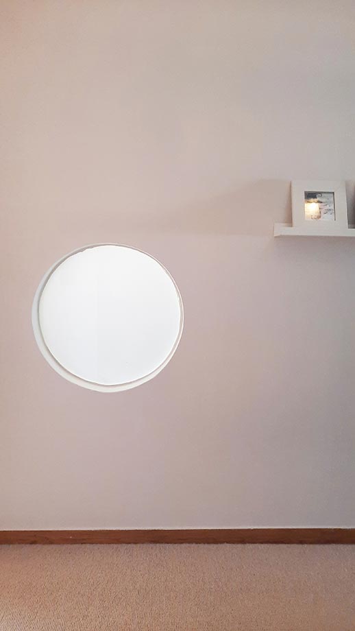 Άνοιγμα στρογγυλού παραθύρου σε διάδρομο, για φυσικό φωτισμό