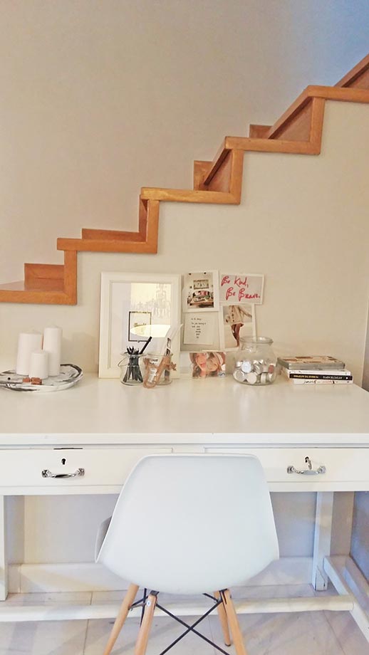 Γραφείο εισόδου από λευκή λάκα