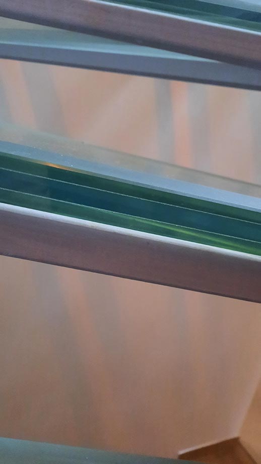 Γυάλινα σκαλοπάτια 3Χ8χιλ με αμοβολή περιμετρικά