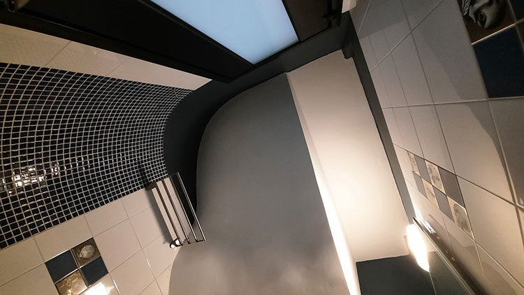 Καμπυλωτός τοίχος με επένδυση ψηφίδα