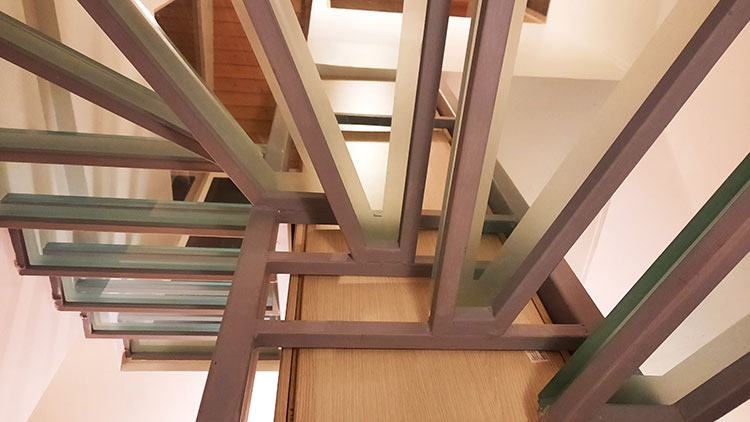 Κατασκευή μεταλλικής σκάλας με γυάλινα σκαλιά, για φυσικό φωτισμό από παράθυρο οροφής