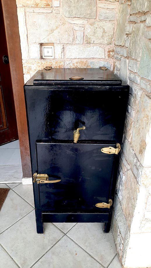 Μετατροπή παλιού ξύλινου ψυγείου πάγου, σε παπουτσοθήκη εισόδου