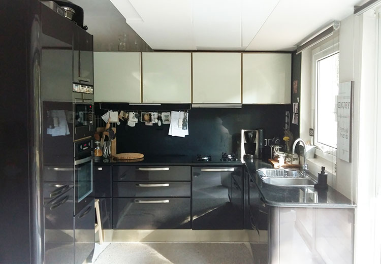 Πλάτη πάγκου κουζίνας από τζάμι με αυτοκόλλητο super mat