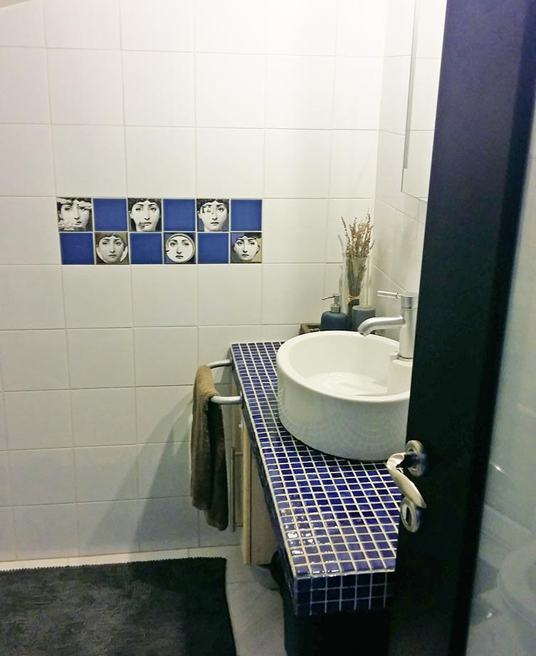 WC με ντεκόρ πλακάκια Fornasetti και ψυφίδα μπλέ