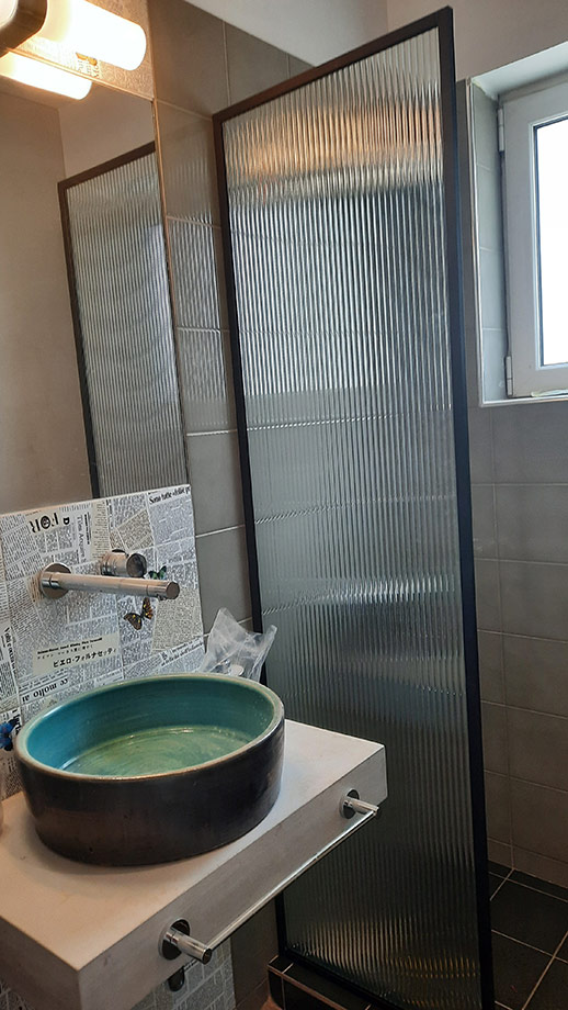 Διαχωριστικό ντουζιέρας με ραβδώσεις και μαύρο πλαίσιο