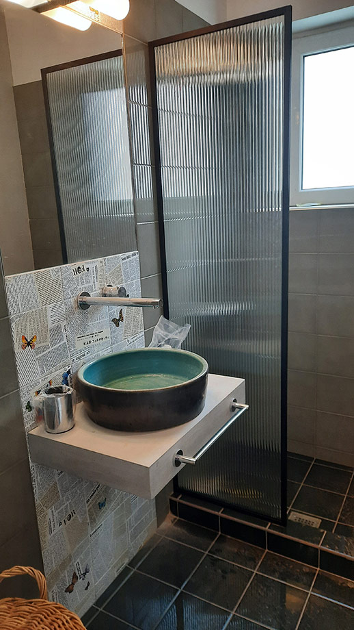 Νιπτήρας με Τοίχο Κολάζ