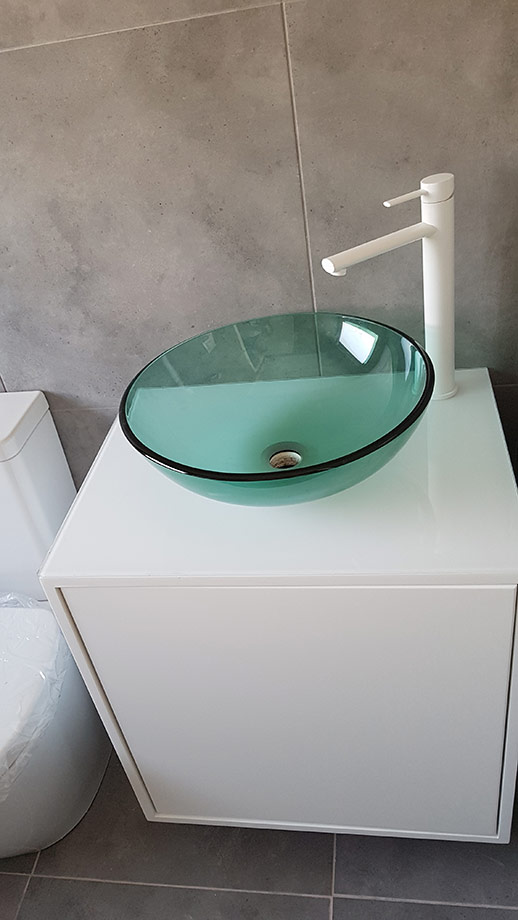 Κρεμαστό Έπιπλο με Γυάλινο Επικαθίμενο Νιπτήρα και Λευκή Μπαταρία