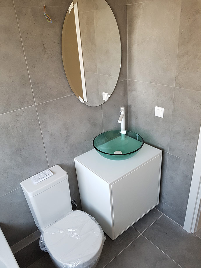 Κρεμαστό Ντουλάπι Λάκα με Γυάλινο Νιπτήρα και Λευκή Μπαταρία