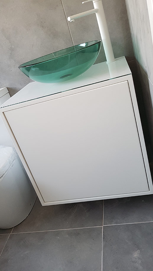 Λακαριστό Έπιπλο Λευκό με Γυάλινο Νιπτήρα