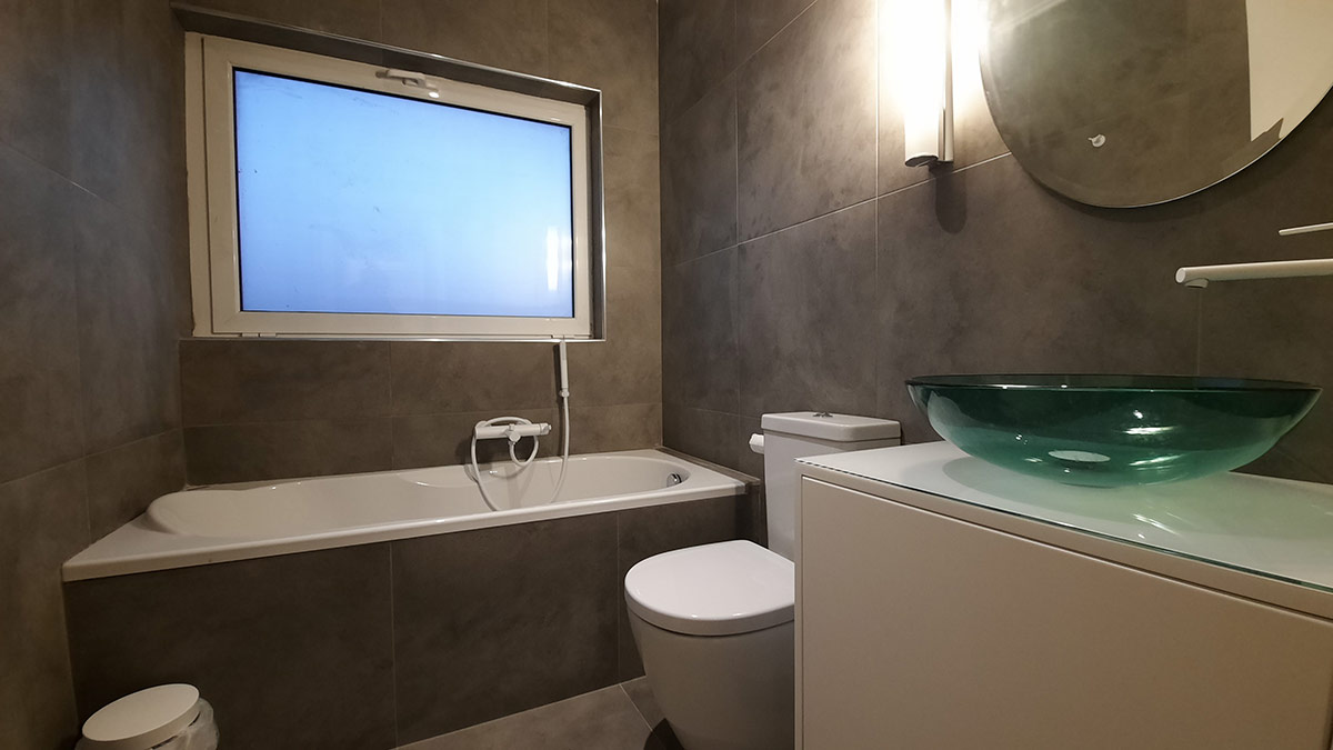 Μπάνιο με Λευκές Μπαταρίες