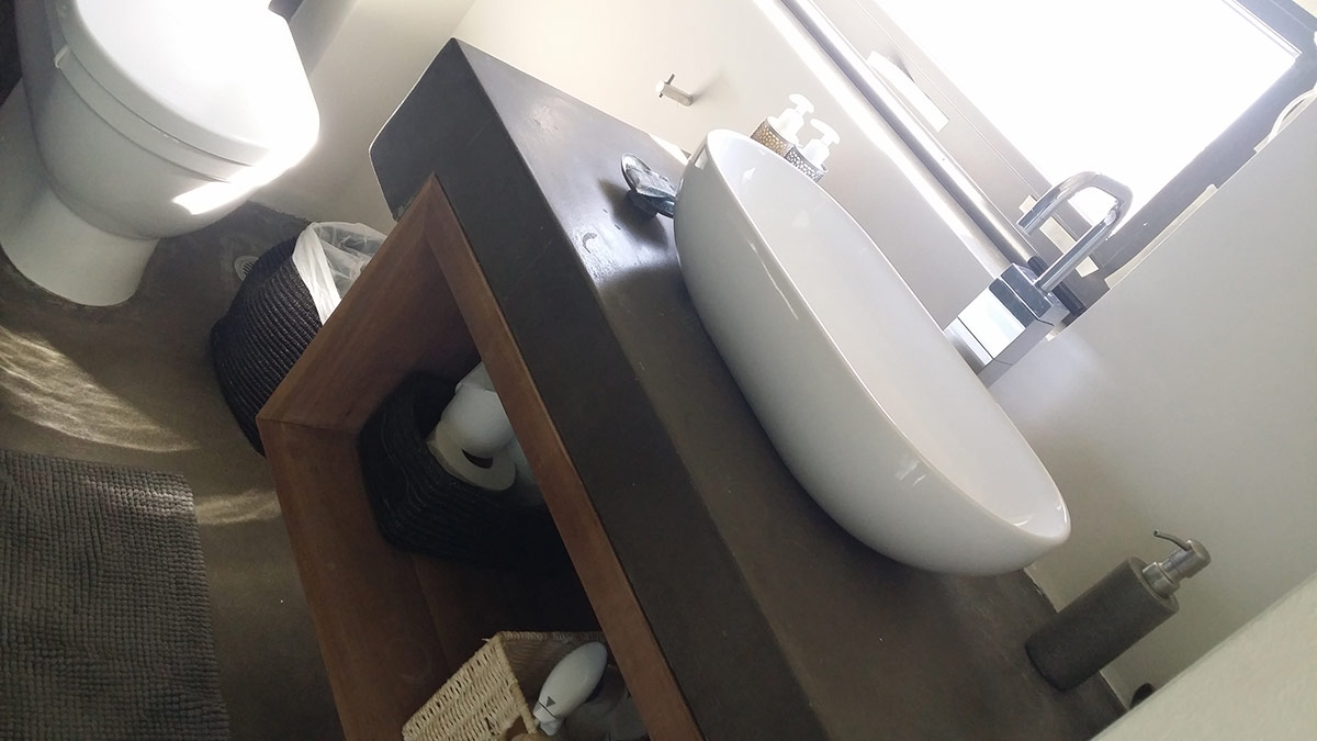 Νιπτήρας σε Ξύλινο Έπιπλο