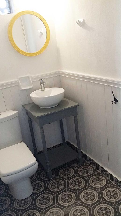 Country Style Κατασκευή Wc σε Γκρί και Λευκό με Κίτρινη Λεπτομέρεια