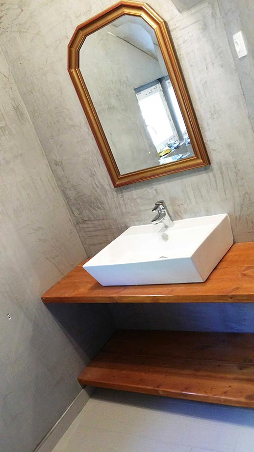 Ξύλινα Ράφια από Άχρηστα Υλικά Αποξηλώσεων για Πάγκους Μπάνιου