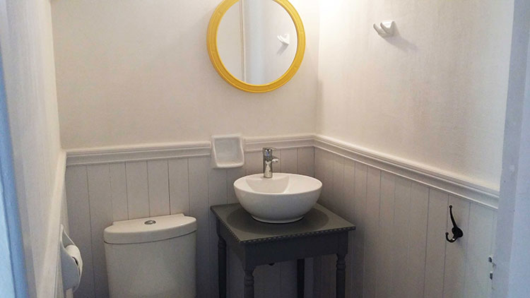 Ντύσιμο Τοίχου Μπάνιου με Τάβλες Σουηδικής Ξυλείας