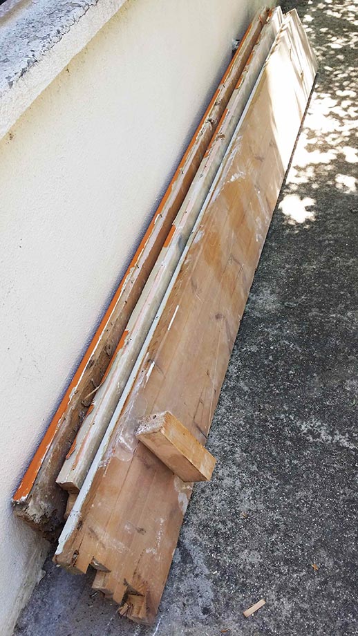 Παλιές Κάσες Πορτών που Χρησιμοποιήθηκαν για να Κατασκευάσουμε Πάγκους και Ράφια