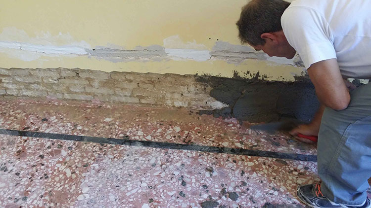 Υγρομόνωση Τοίχων με Αφαίρεση Σοβά και Τοποθέτηση Μεμβράνων για Δημιουργία Σκάφης