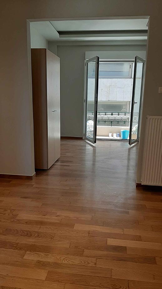 Γυάλισμα Ξύλινων Μασίφ Δαπέδων με Βερνίκια Νερού σε Σατινέ Γυαλάδα