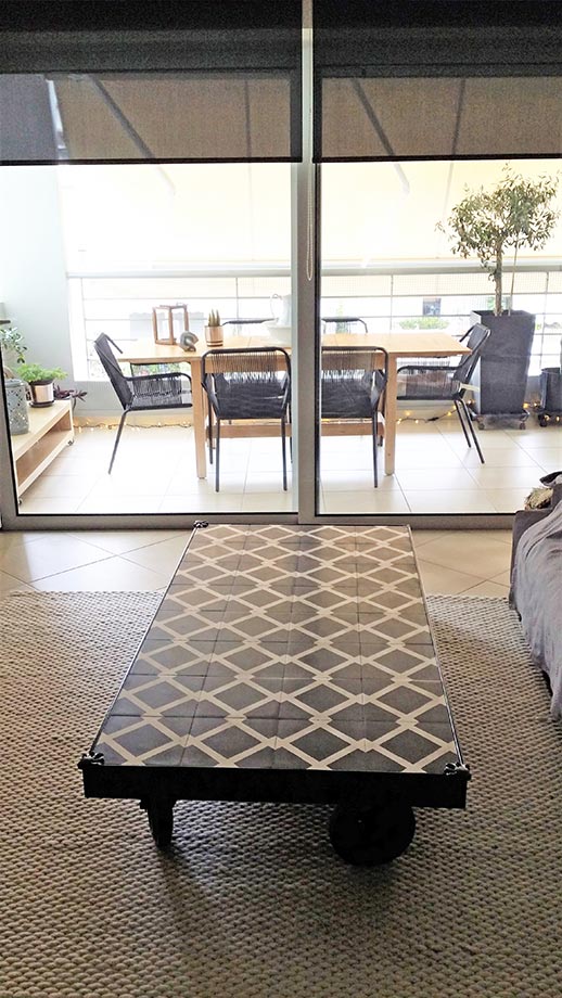 Ντίσιμο τραπεζιού σαλονιού με πλακάκι vintage