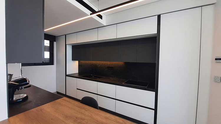 Απόλυτη γεωμετρία υλικών και επιφανιών στην κουζίνα