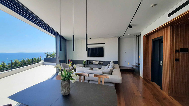 Βεράντα και σαλόνι στο ίδιο επίπεδο