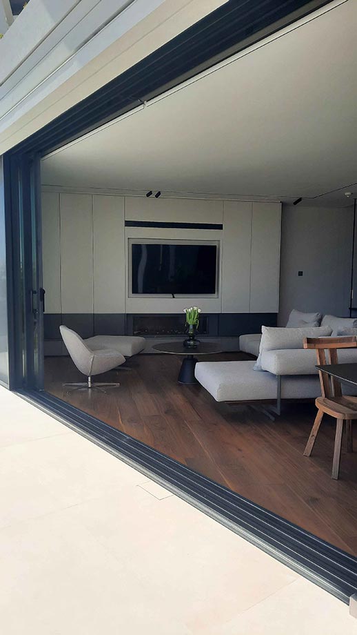 Χωνευτοί οδηγοί κουφωμάτων αλουμινίου με εντοιχισμένα λούκια απορροής υδάτων