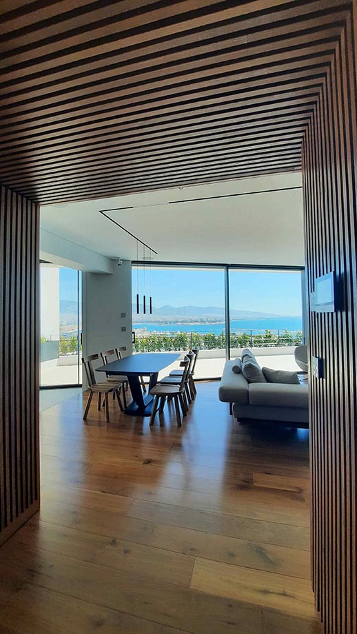 Χώρος εισόδου με επένδυση απο πηχάκια μασίφ Δρύ