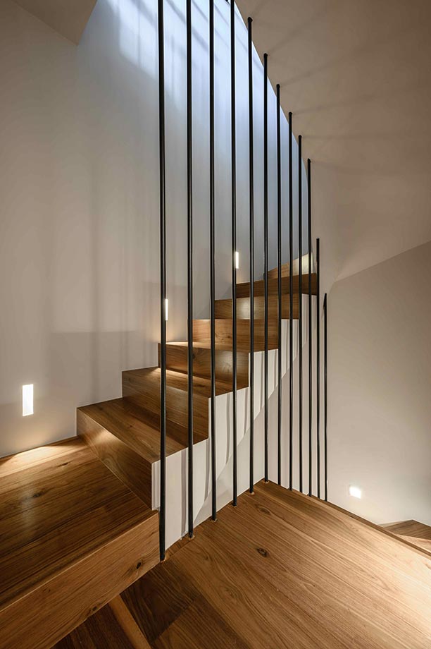 Χτιστή σκάλα με επένδυση ξύλου από ημιμασίφ τάβλες