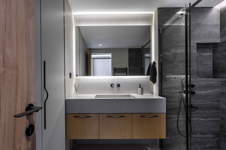 Χτιστός νιπτήρας και έπιπλο μπάνιου απο κόντρα πλακέ θαλάσσης και επένδυση καπλαμά δρύς