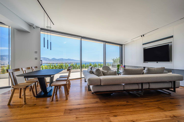 Δάπεδα από προγυαλισμένες τάβλες ημιμασίφ Αμερικάνικης καρυδιάς και ενδοδαπέδια θέρμανση