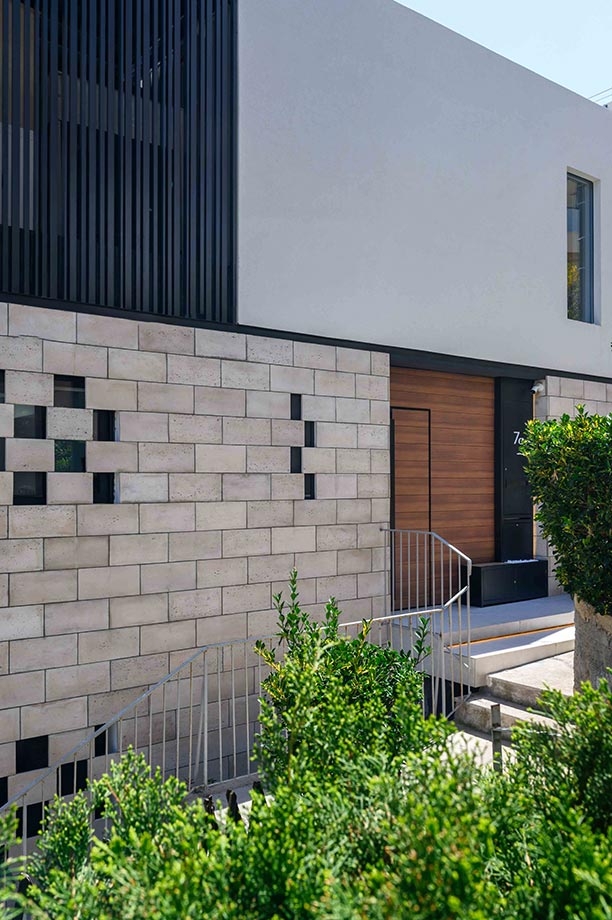 Διατρητή όψη πέτρας στα παράθυρα για ιδιοτηκότητα