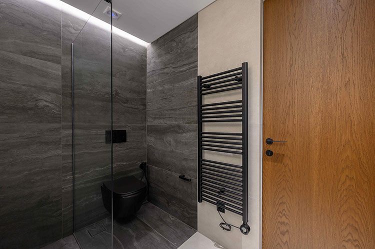 Ηλεκτρική πετσετοκρεμάστα και ενδοδαπέδια θέρμασνη για το μπάνιο