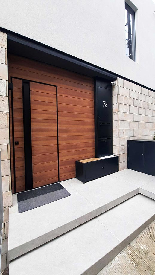 Επένδυση εισόδου και πόρτας με ραμποτέ αλουμινίου βαμένα σε ηφή ξύλου