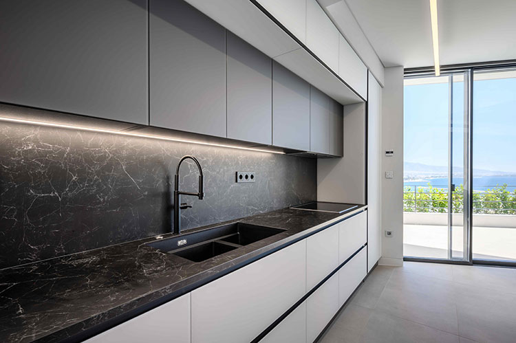 Επένδυση κουζίνας με κεραμικά υλικά σε εφέ μαύρου μαρμάρου