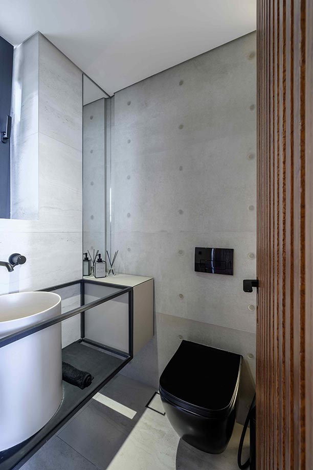 Επένδυση μπάνιου με πλακάκι τσιμέντου με οπές