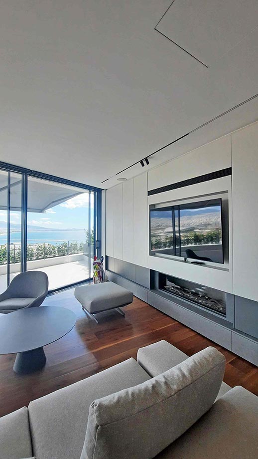 Επένδυση τζακιού με ξύλινη κατασκευή ντουλαπιών