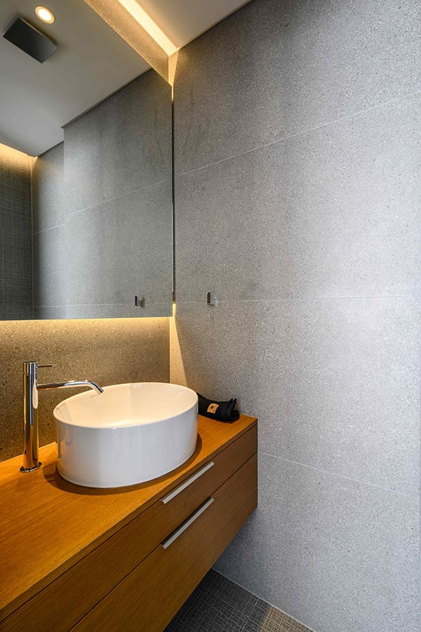 Έπιπλο νιπτήρα από κόντρα πλακέ θαλάσσης και καπλαμά κερασιά