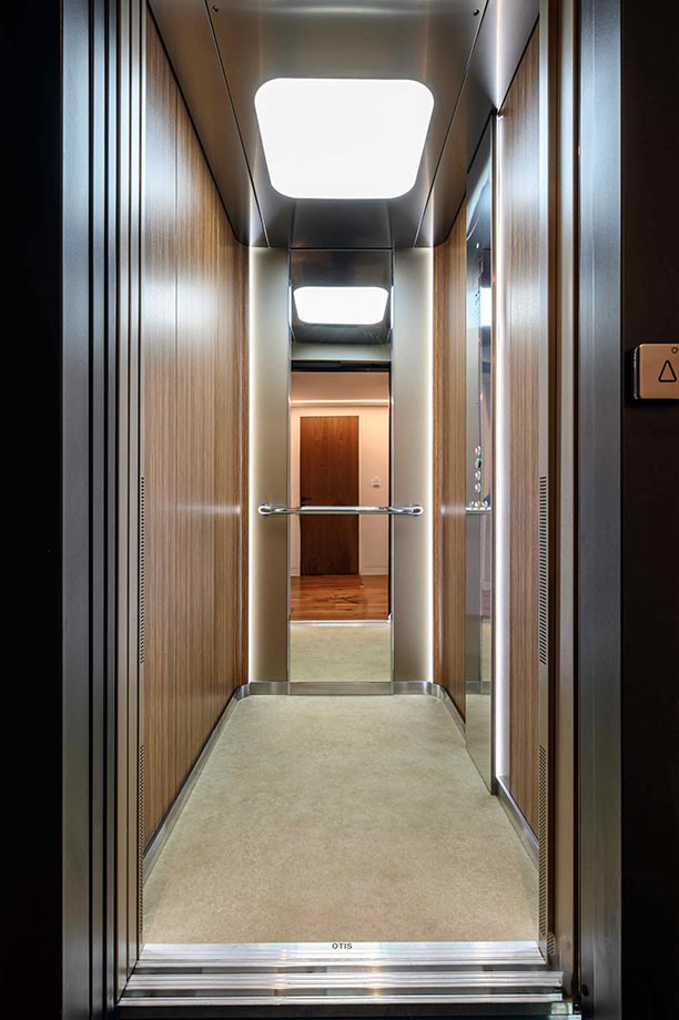 Εσωτερικός ηλεκτρικός ανελκιστήρας με ξύλινη επένδυση