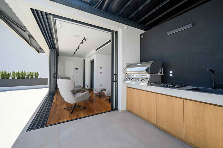 Γωνιακό συρόμενο κούφωμα με κρυφούς οδηγούς