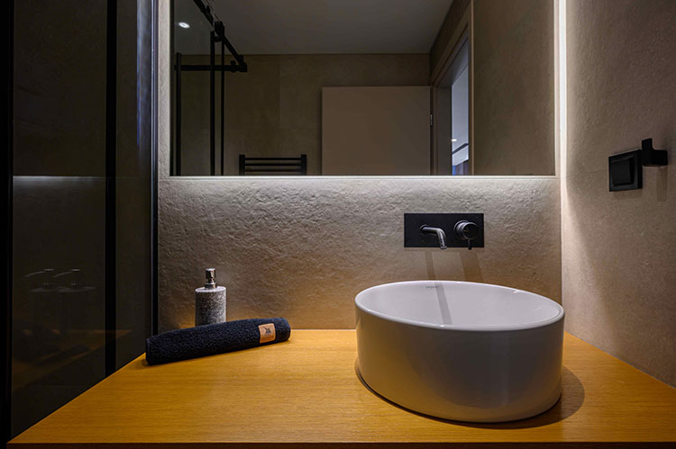 Γρανιτοπλακάκι με υφή γκρι πέτρας και black mat μπαταρίες εντοιχισμού