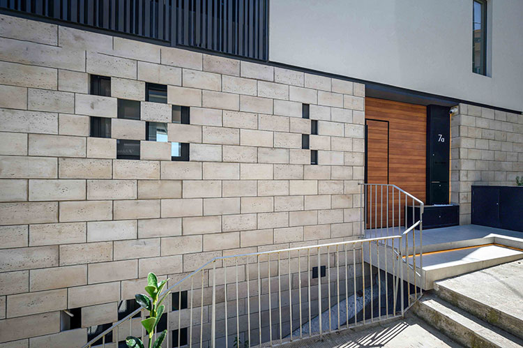 Κάλυψη όψης με ίσια πέτρα και διάτρυτη όψη στα παράθυρα