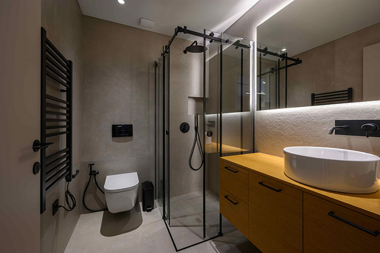 Καμπίνα black mat με εμφανή ράουλα και χειροποίητο έπιπλο μπάνιου απο κόντρα πλακέ θαλάσσης και καπλαμά