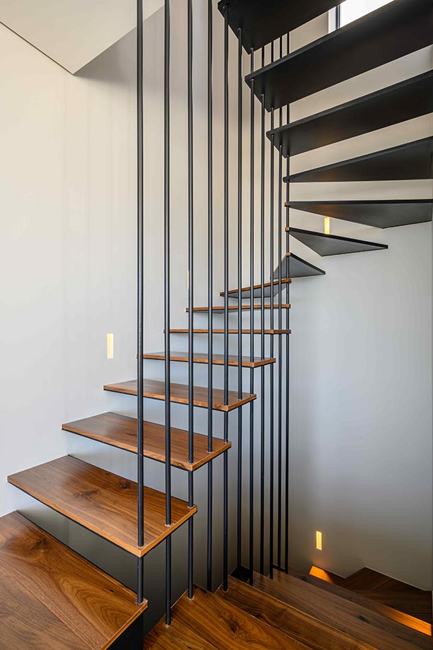 Κατασκευή αιωρούμενης μεταλλικής σκάλας που στηρίζεται σε μεταλλικές βέργες